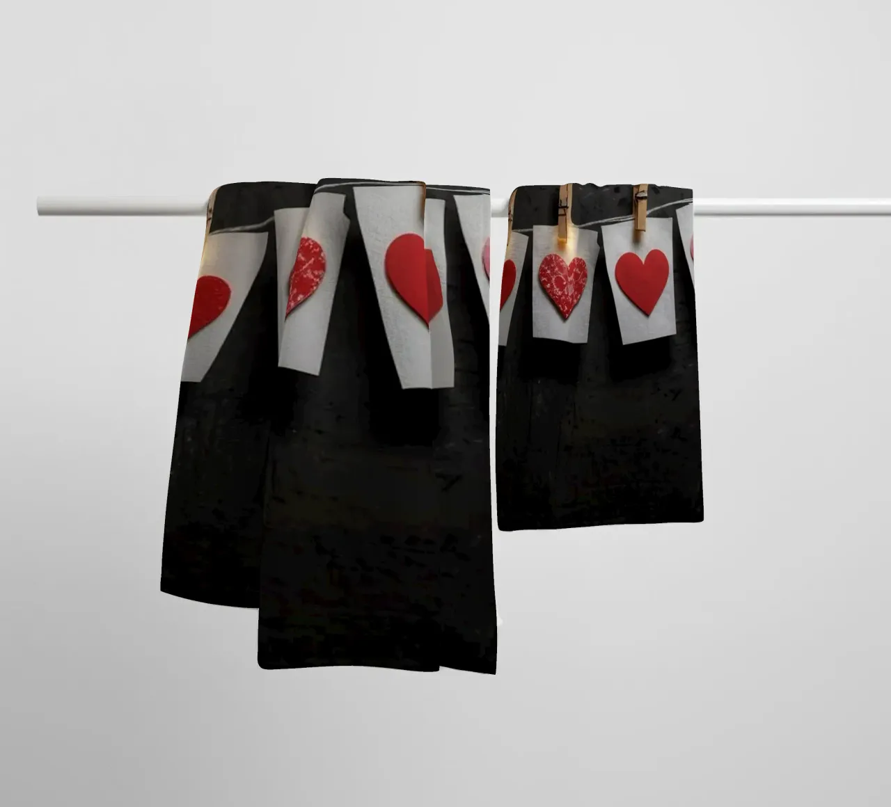 Cuori colorati appesi a una corda con luce calda asciugamano da bagno da DesignDoodle