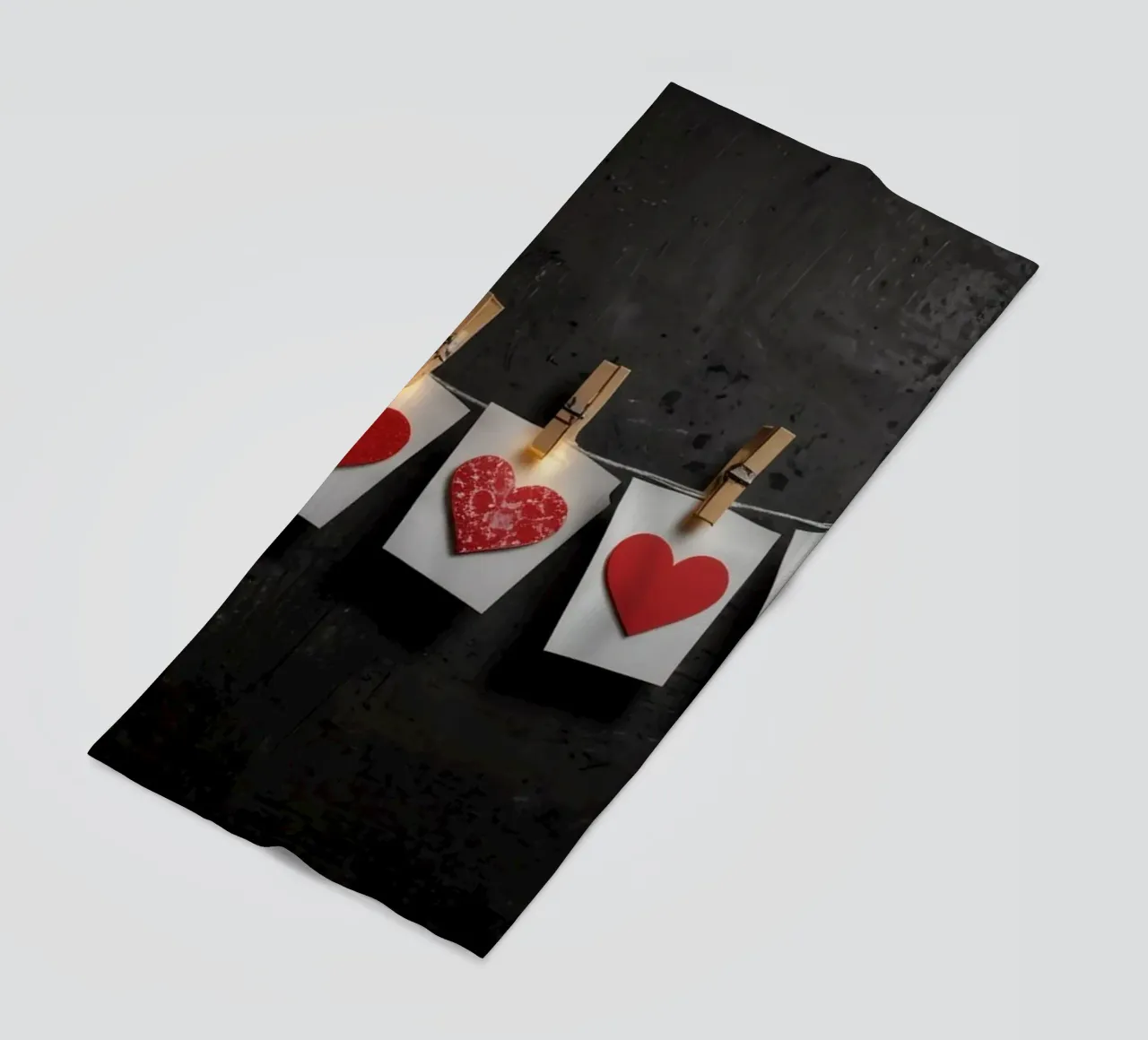 Cuori colorati appesi a una corda con luce calda telo mare da DesignDoodle