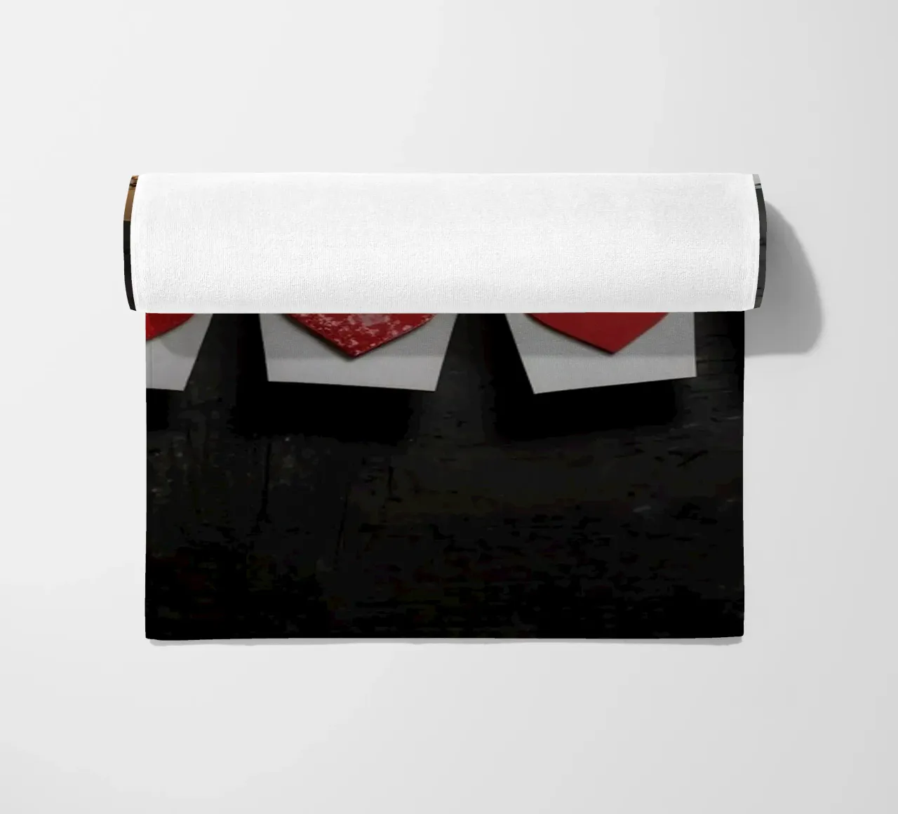 Cuori colorati appesi a una corda con luce calda telo mare da DesignDoodle