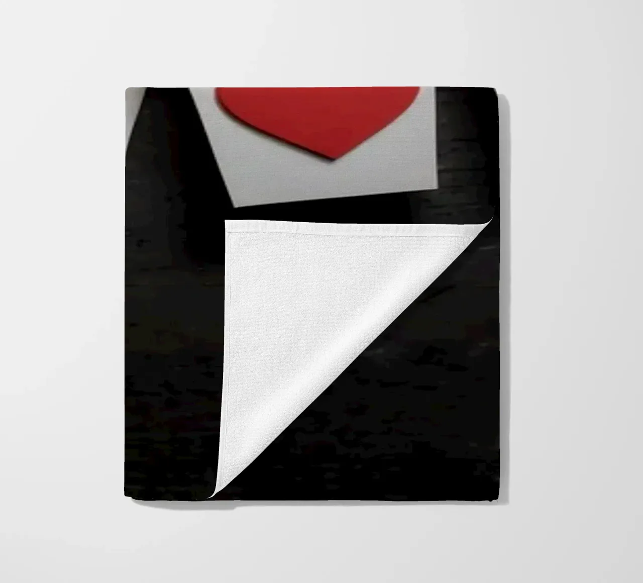 Cuori colorati appesi a una corda con luce calda telo mare da DesignDoodle