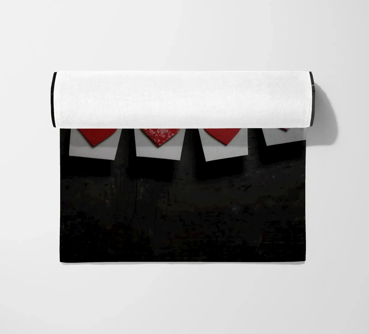 Cuori colorati appesi a una corda con luce calda telo mare da DesignDoodle