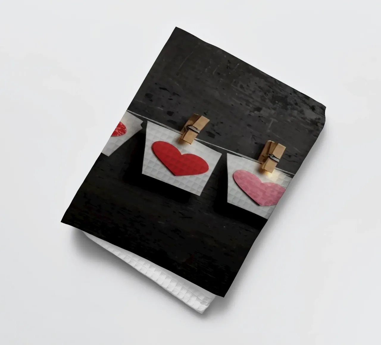 Cuori colorati appesi a una corda con luce calda canovaccio da cucina da DesignDoodle