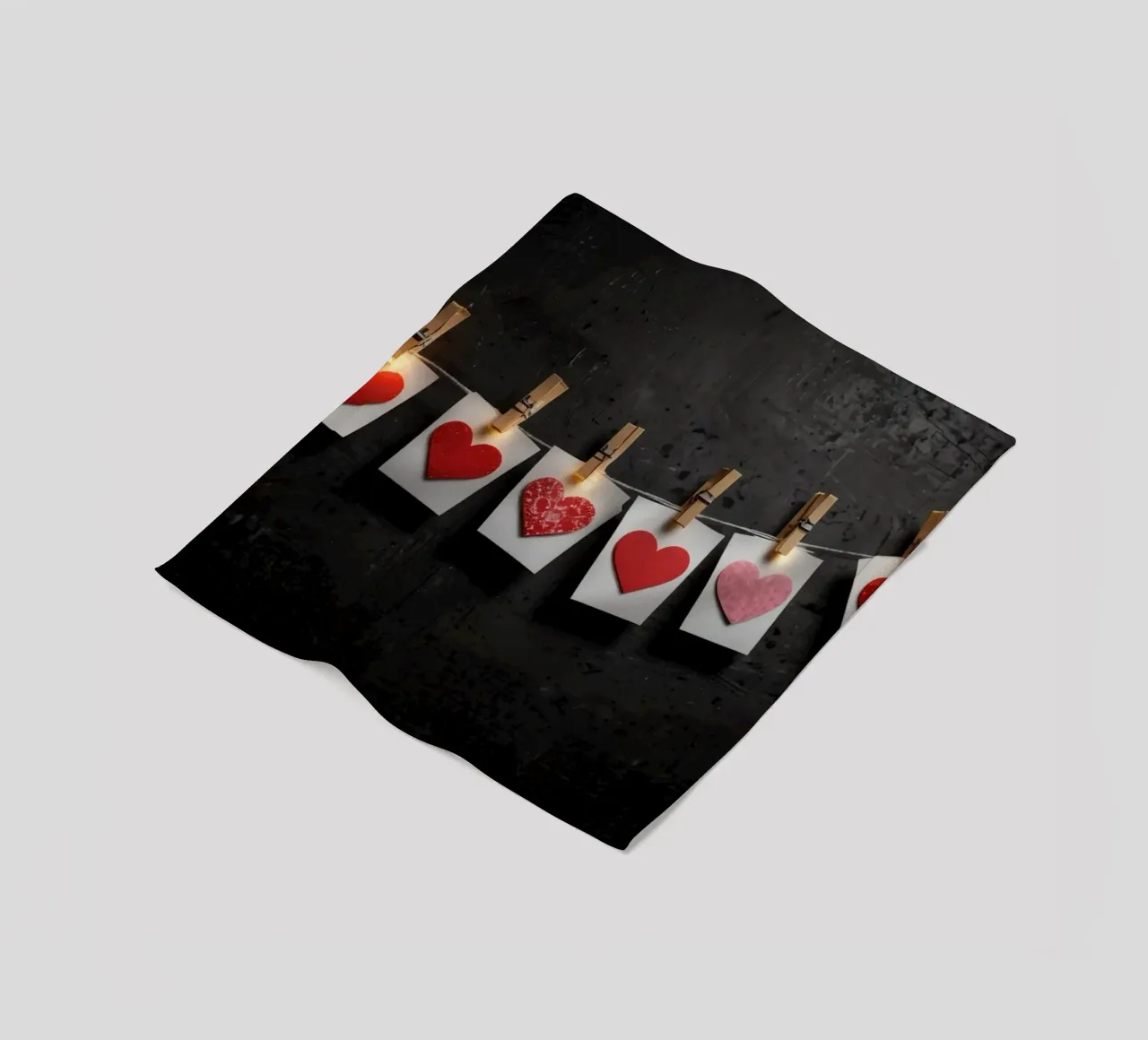 Cuori colorati appesi a una corda con luce calda coperta in pile da DesignDoodle