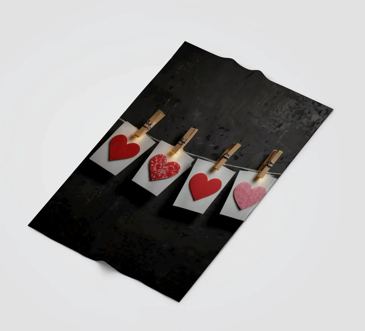 Cuori colorati appesi a una corda con luce calda coperta in pile da DesignDoodle