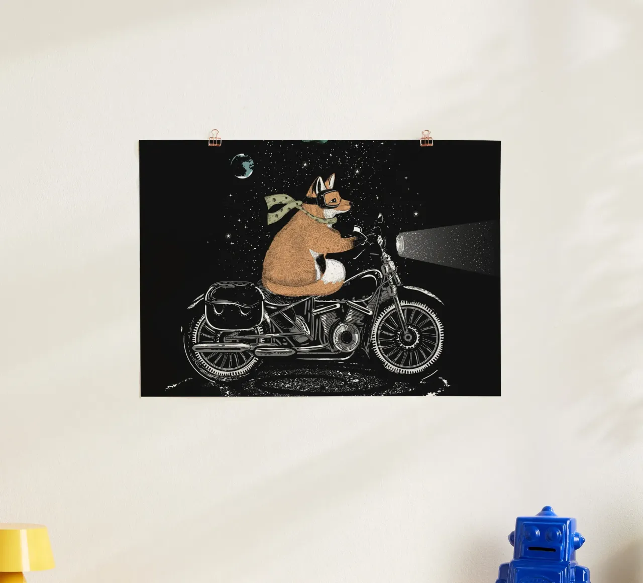 Abenteuerlicher Fuchs auf Motorrad – nächtliche Reise Poster von NA/MO