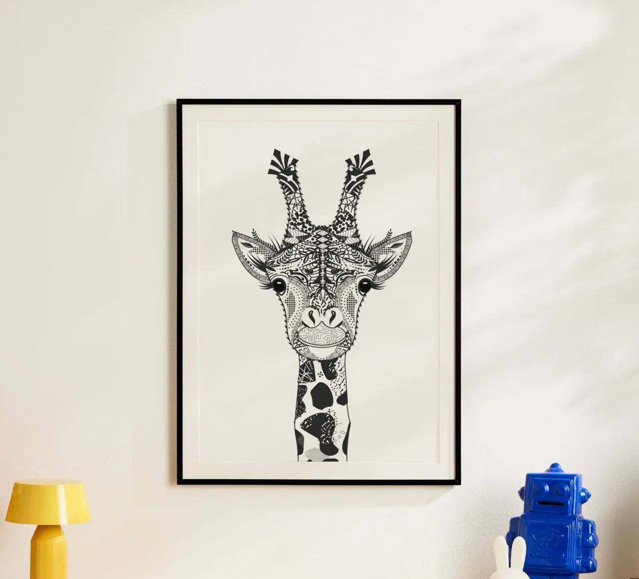 Giraffa grafica in stile ornamentale - arte animale poster con telaio in legno da NA/MO