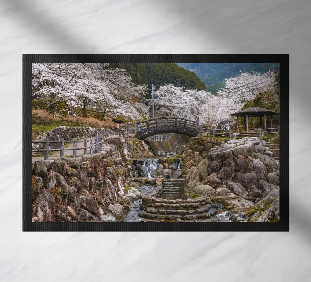 Cascate di ciliegi in fiore - Kyushu, Giappone zerbino da Marcel Bisig