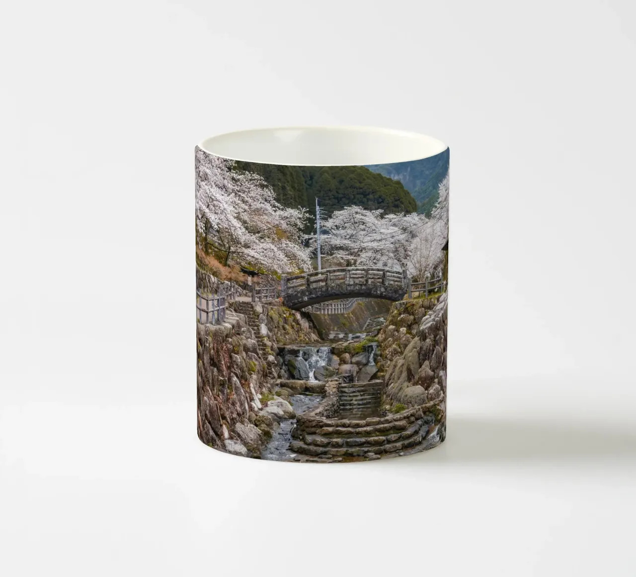 Cascate di ciliegi in fiore - Kyushu, Giappone tazza in ceramica da Marcel Bisig