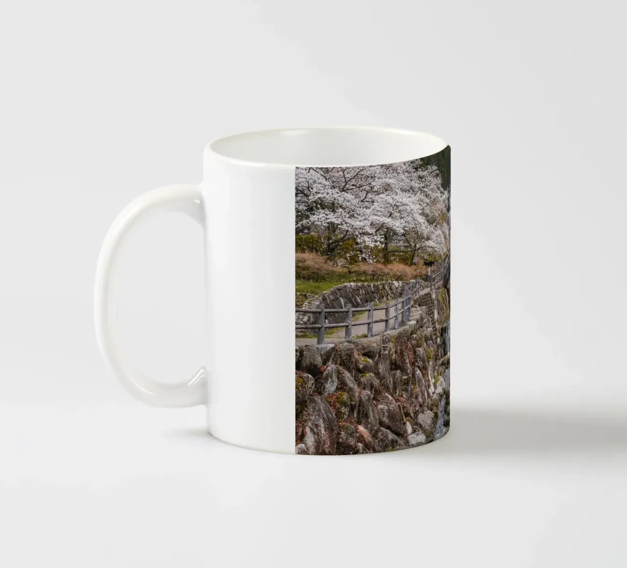 Cascate di ciliegi in fiore - Kyushu, Giappone tazza in ceramica da Marcel Bisig