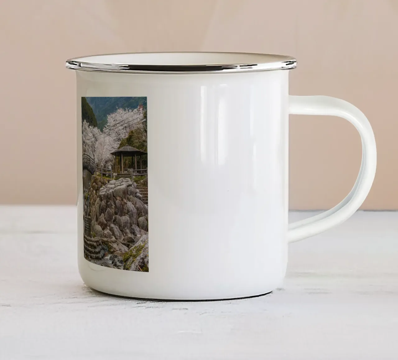 Cascate di ciliegi in fiore - Kyushu, Giappone tazza in smalto da Marcel Bisig