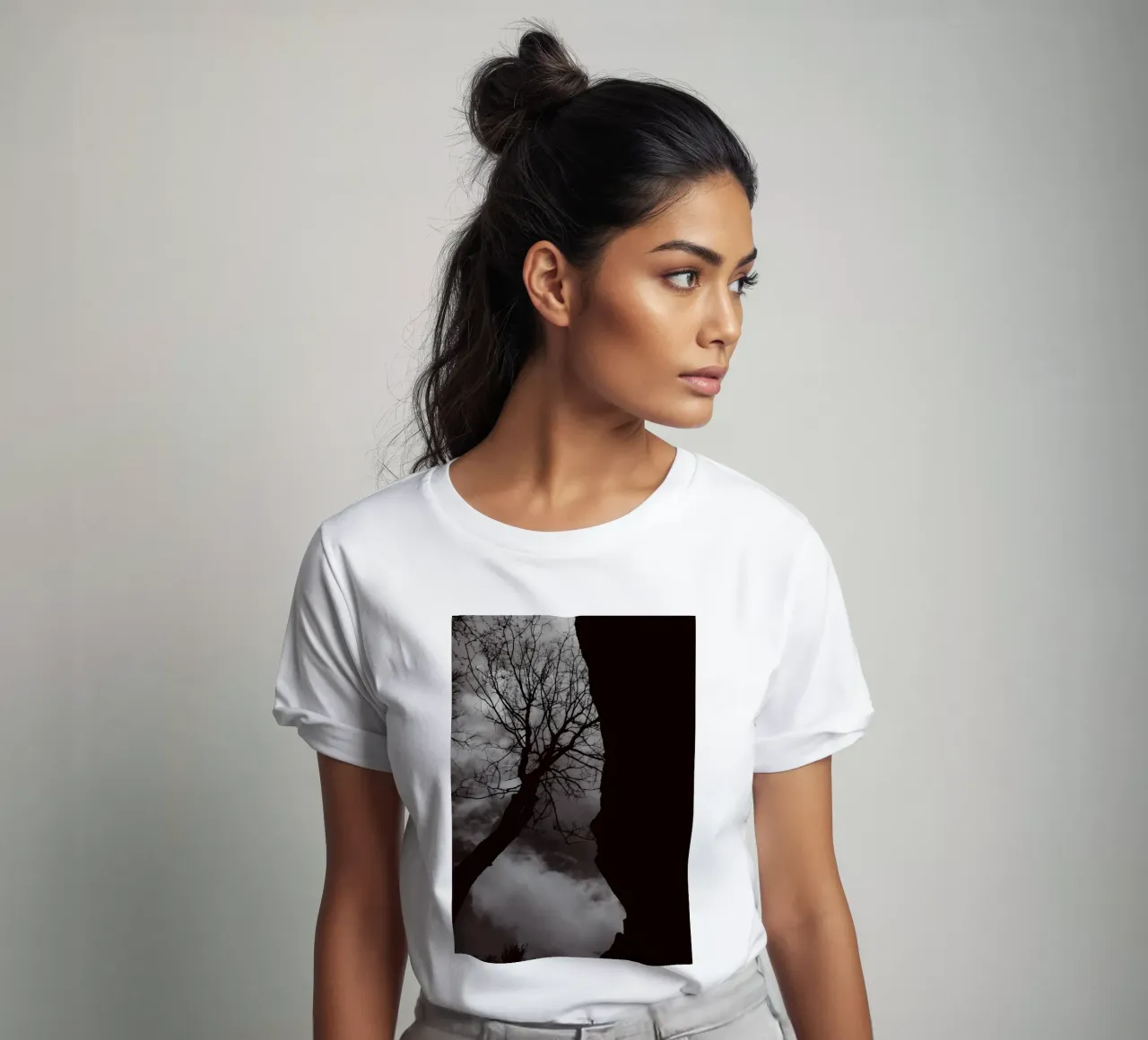 Albero nodoso in una silhouette drammatica t-shirt da NA/MO