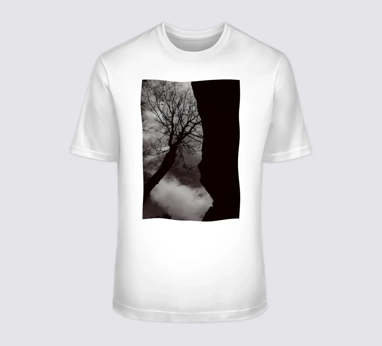 Albero nodoso in una silhouette drammatica t-shirt da NA/MO