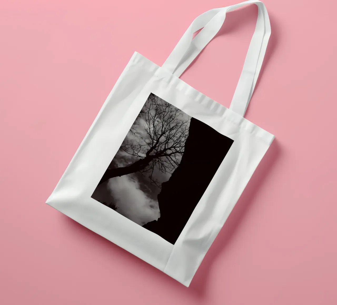 Albero nodoso in una silhouette drammatica borsa in juta da NA/MO