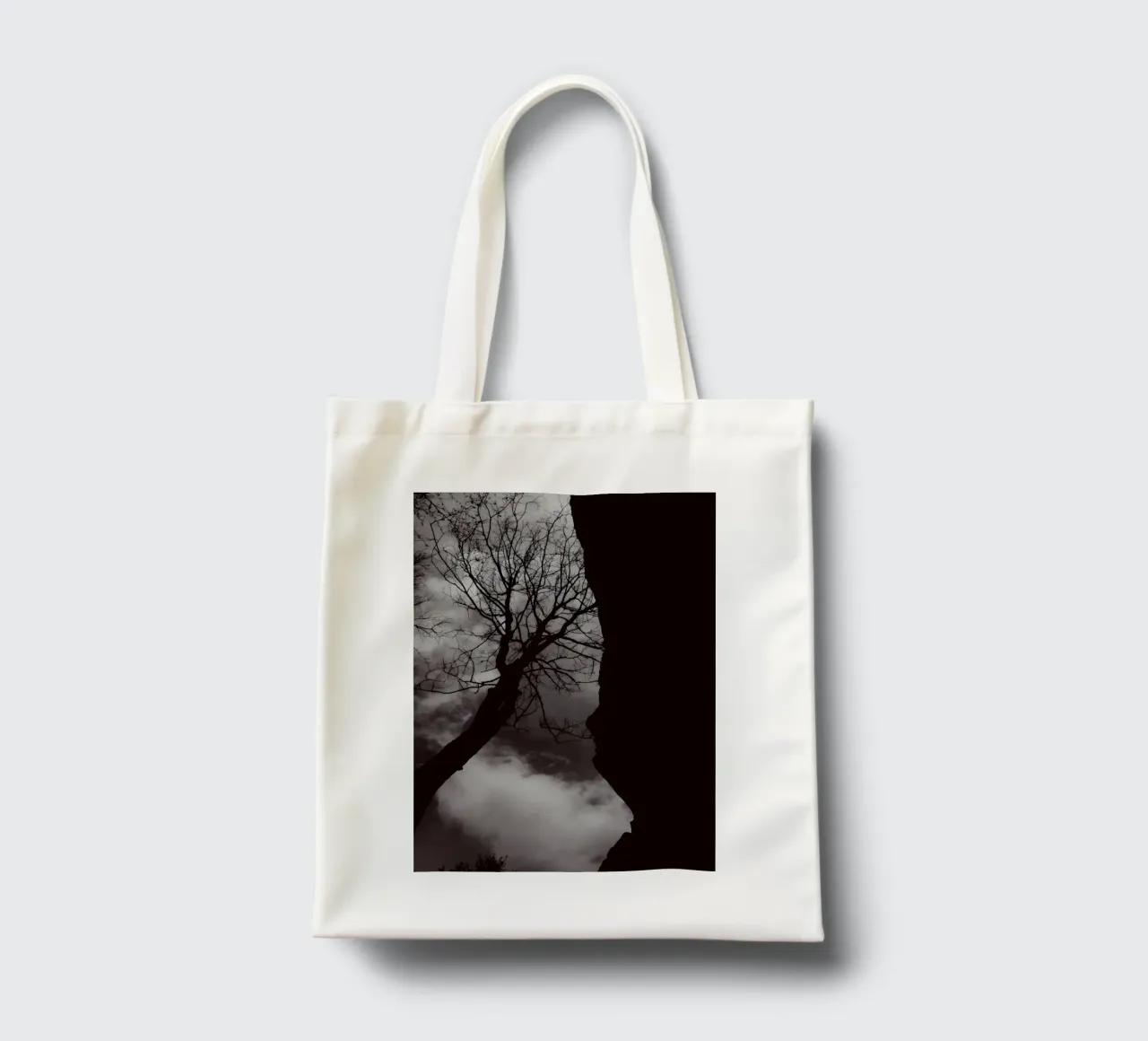 Albero nodoso in una silhouette drammatica borsa in juta da NA/MO