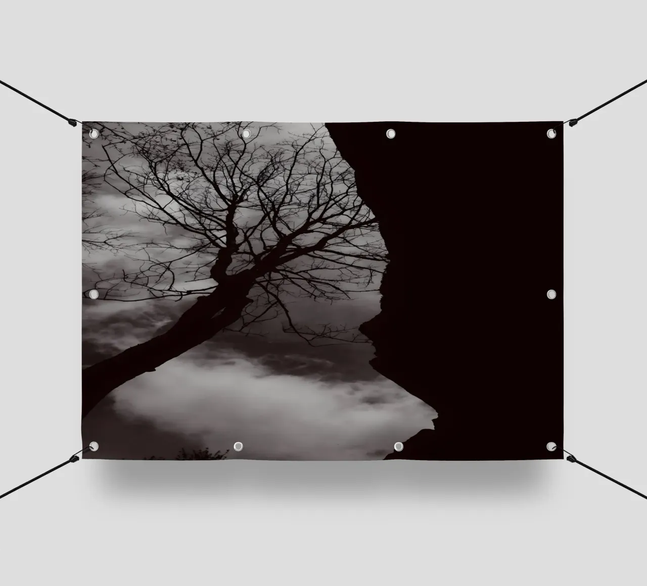 Albero nodoso in una silhouette drammatica telo in pvc da NA/MO