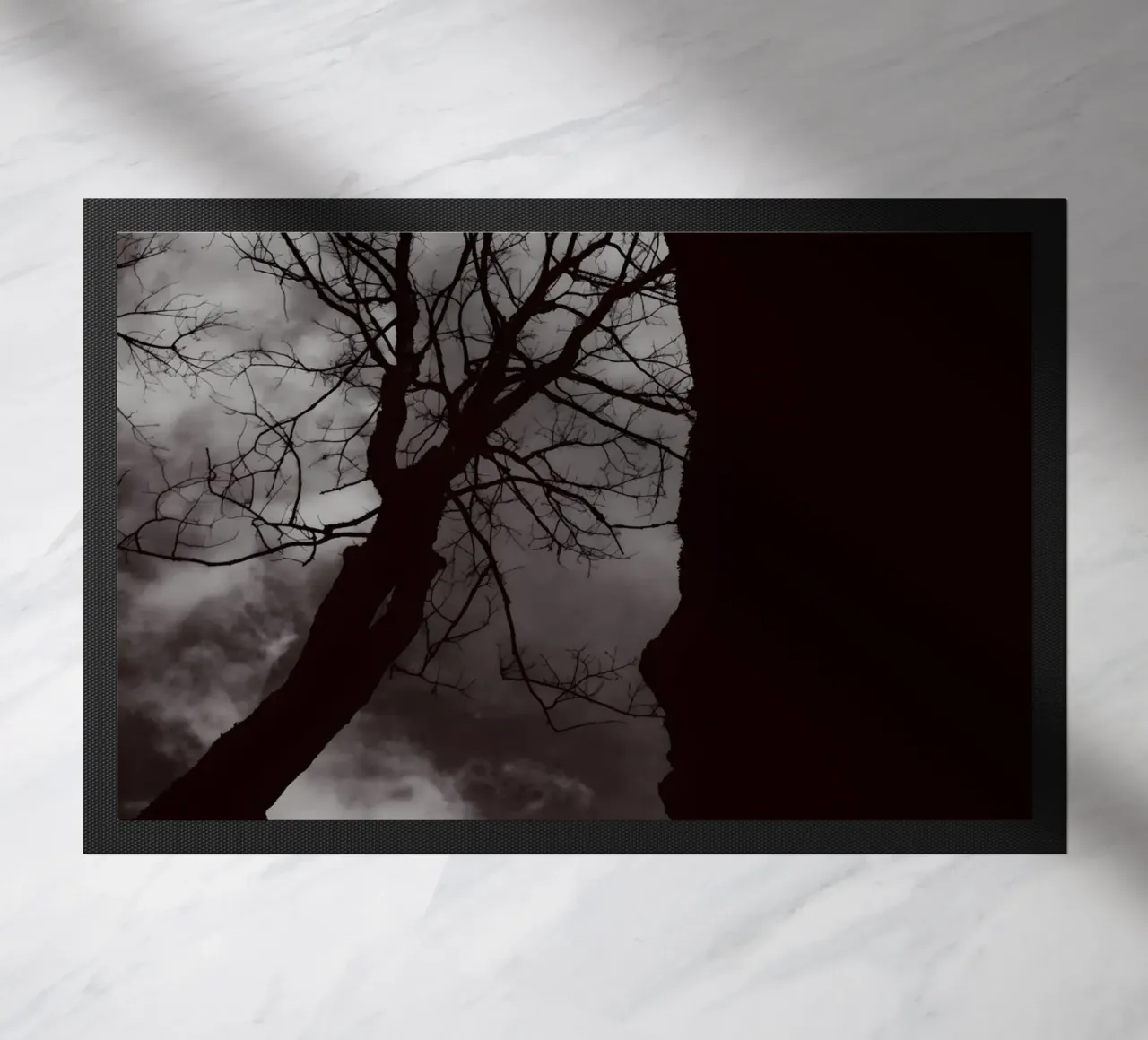 Albero nodoso in una silhouette drammatica zerbino da NA/MO