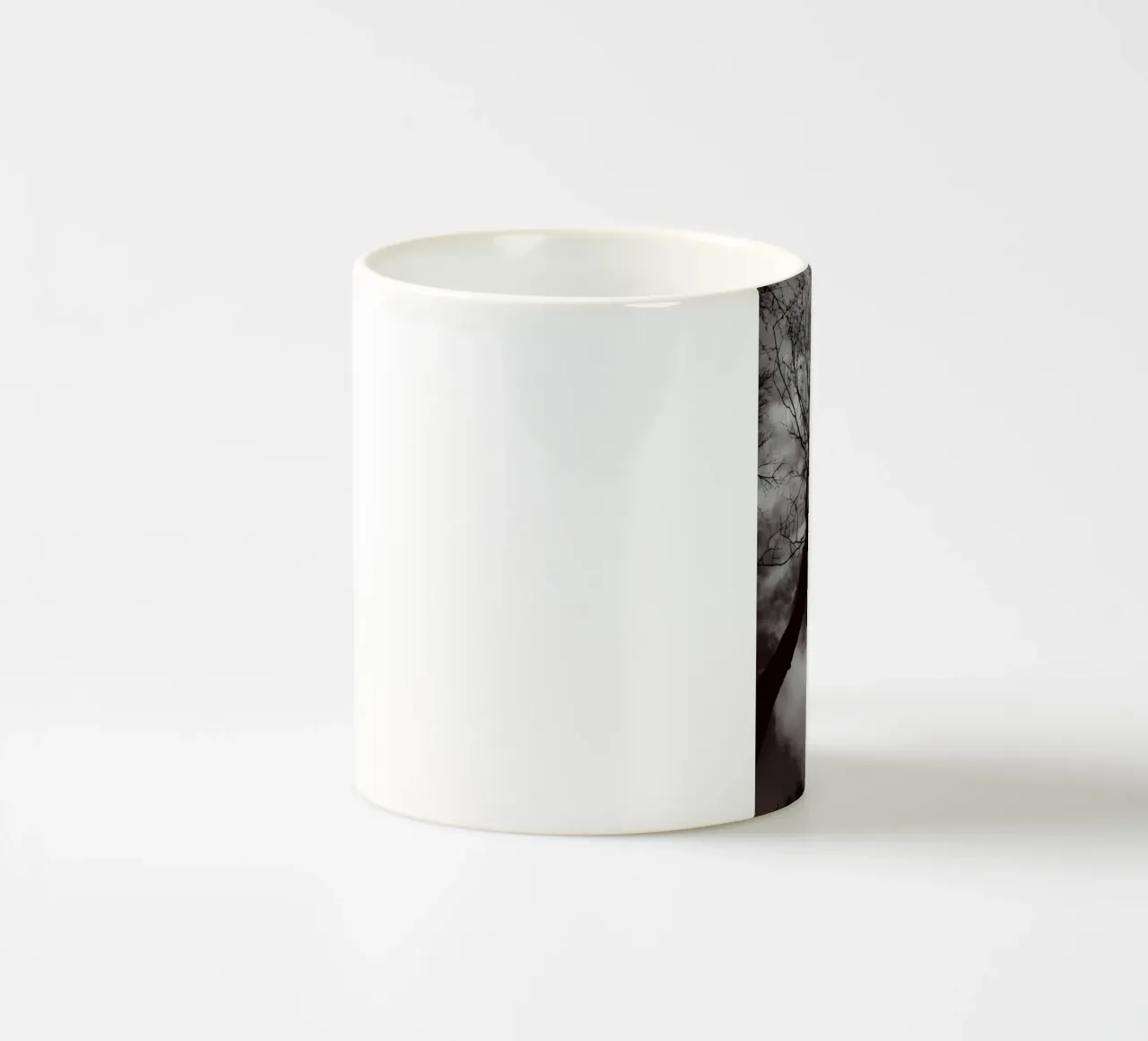 Albero nodoso in una silhouette drammatica tazza in ceramica da NA/MO