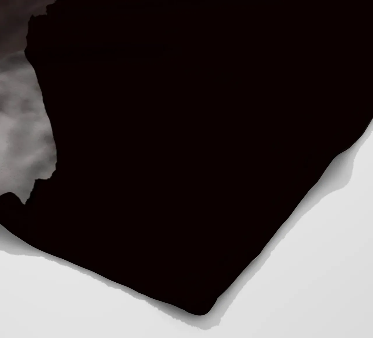 Albero nodoso in una silhouette drammatica coperta in pile da NA/MO