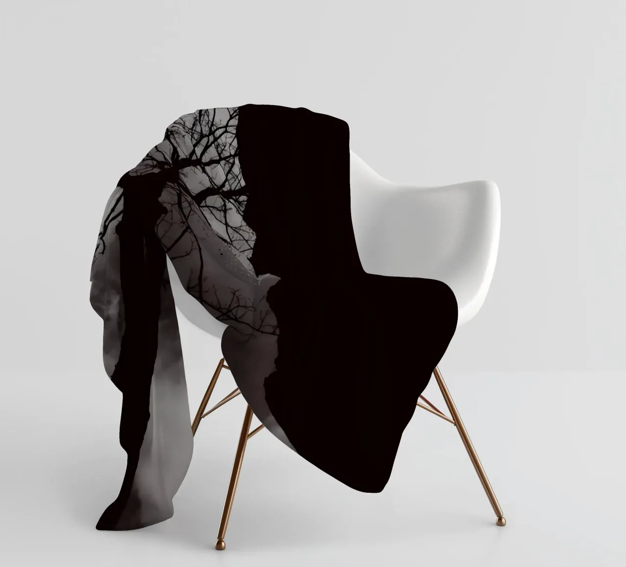 Albero nodoso in una silhouette drammatica coperta in pile da NA/MO