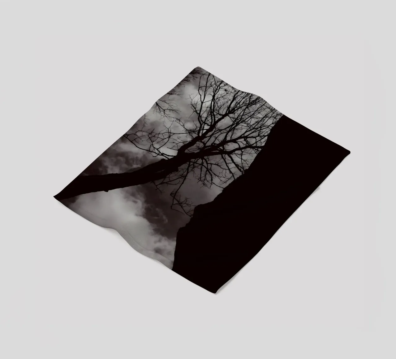 Albero nodoso in una silhouette drammatica coperta in pile da NA/MO