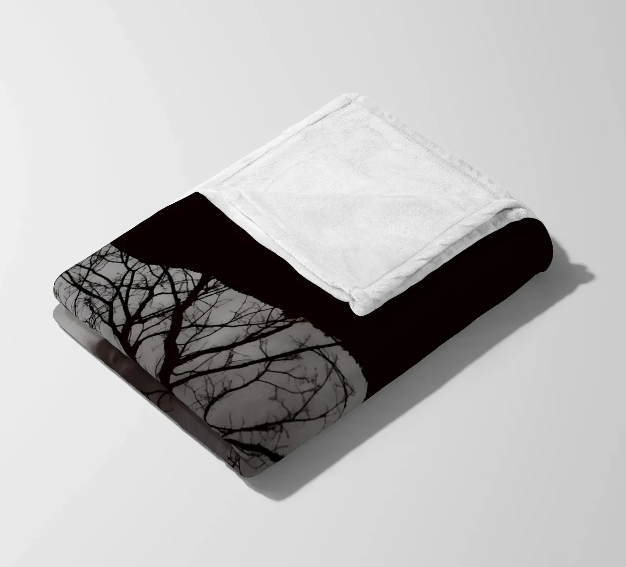 Albero nodoso in una silhouette drammatica coperta in pile da NA/MO