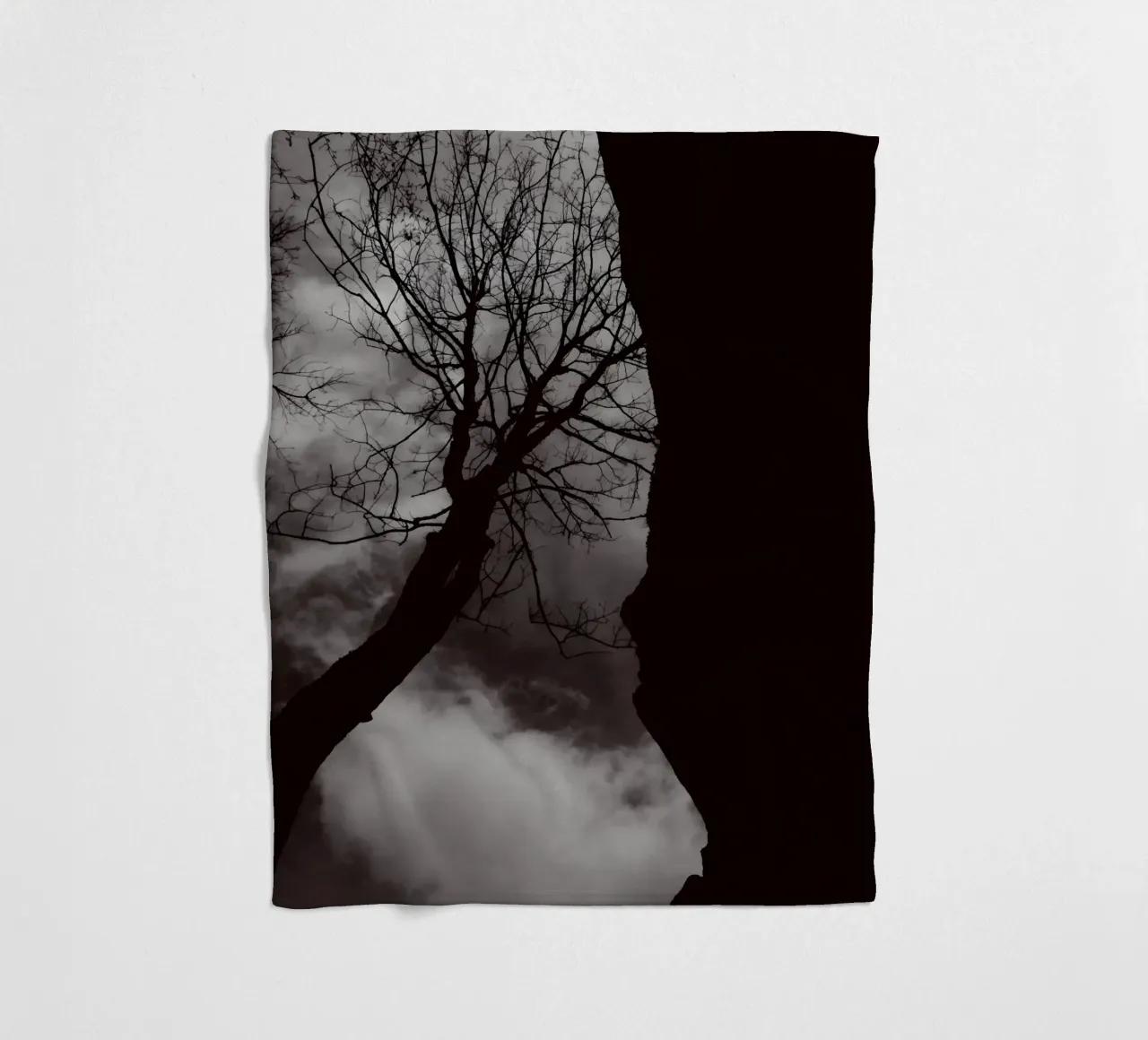 Albero nodoso in una silhouette drammatica coperta in pile da NA/MO