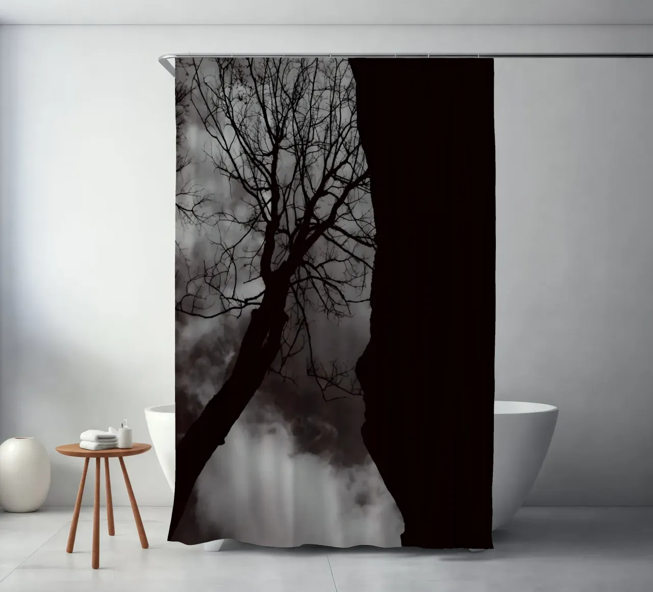 Albero nodoso in una silhouette drammatica tenda da doccia da NA/MO