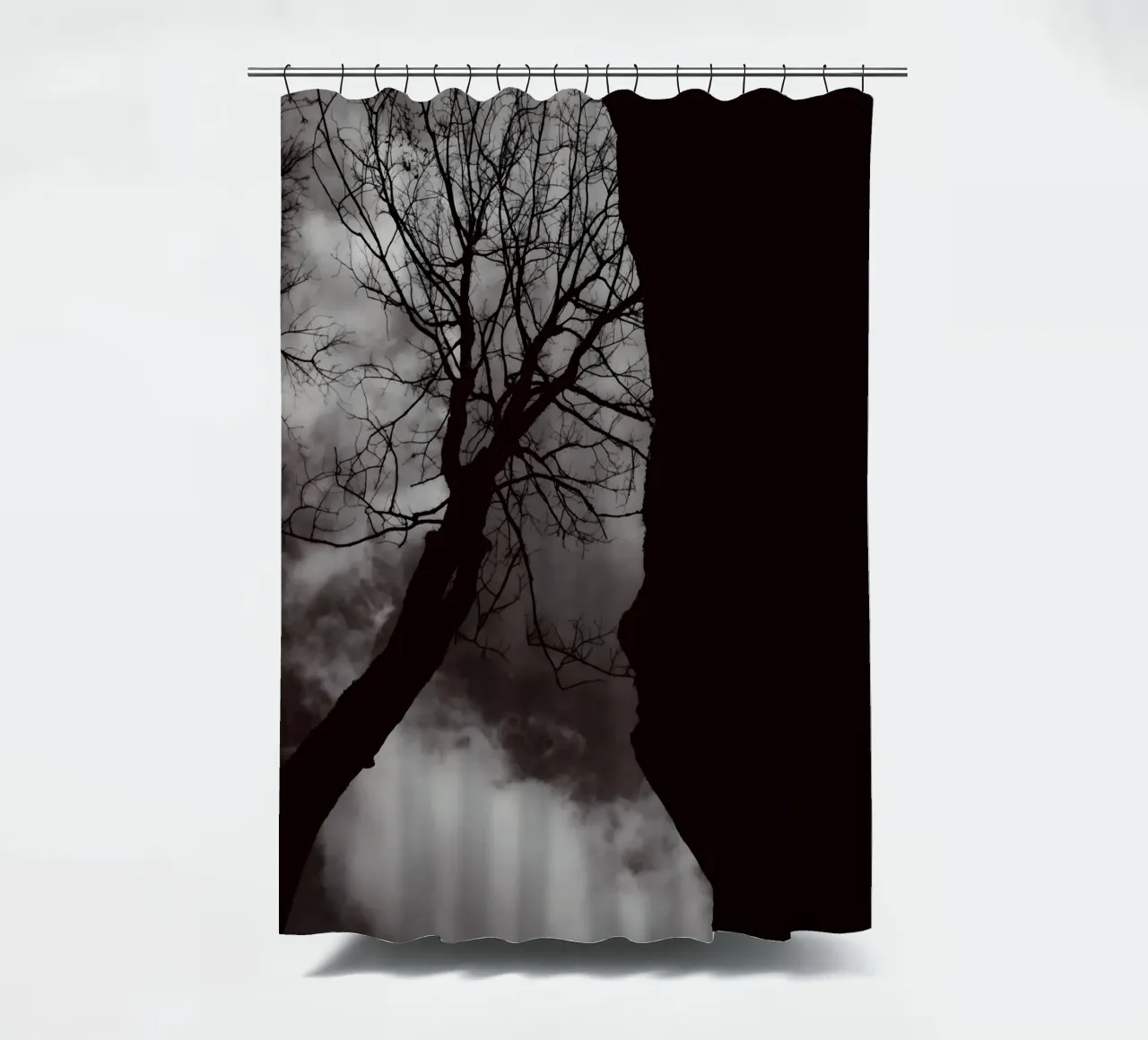 Albero nodoso in una silhouette drammatica tenda da doccia da NA/MO