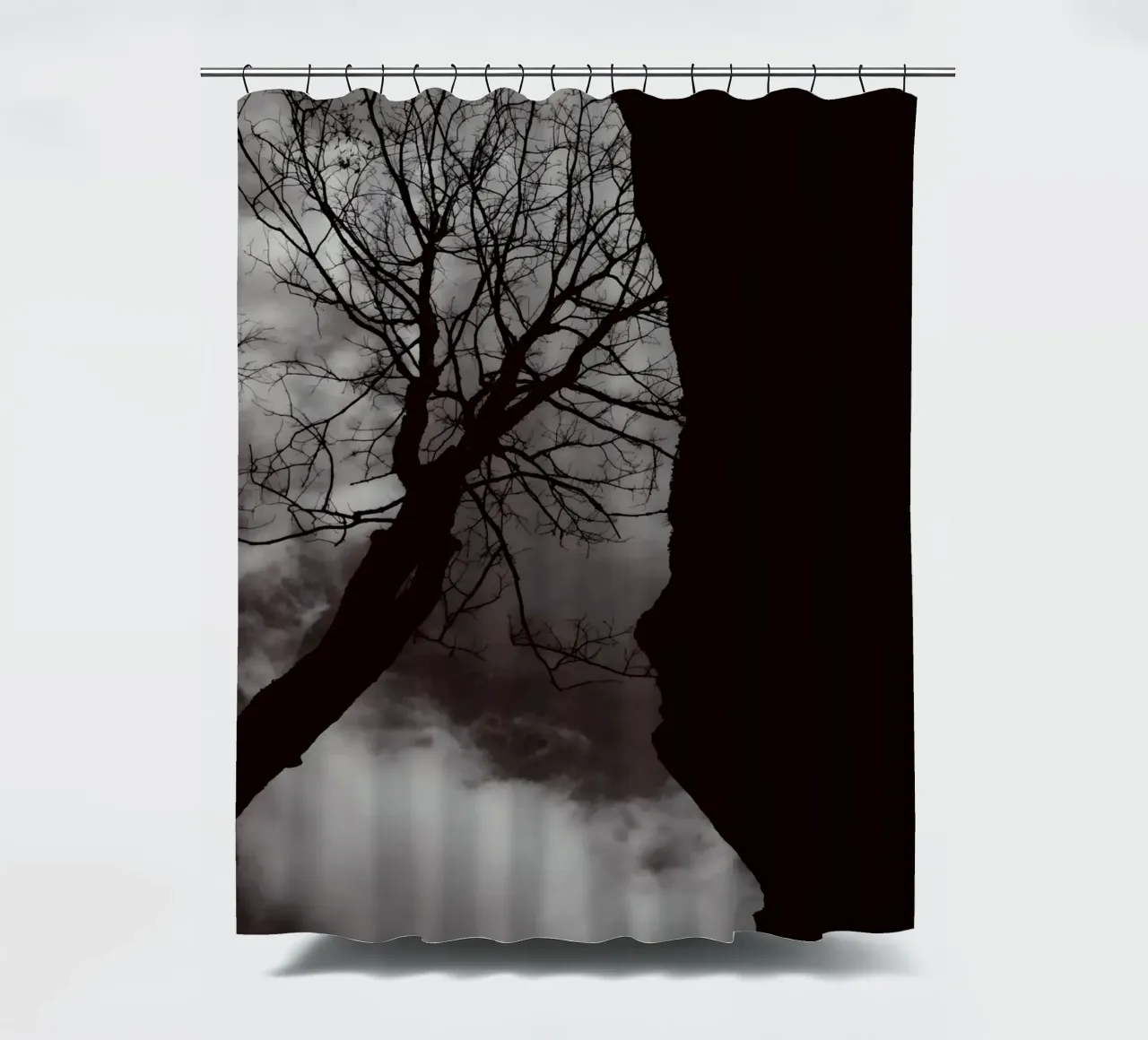 Albero nodoso in una silhouette drammatica tenda da doccia da NA/MO