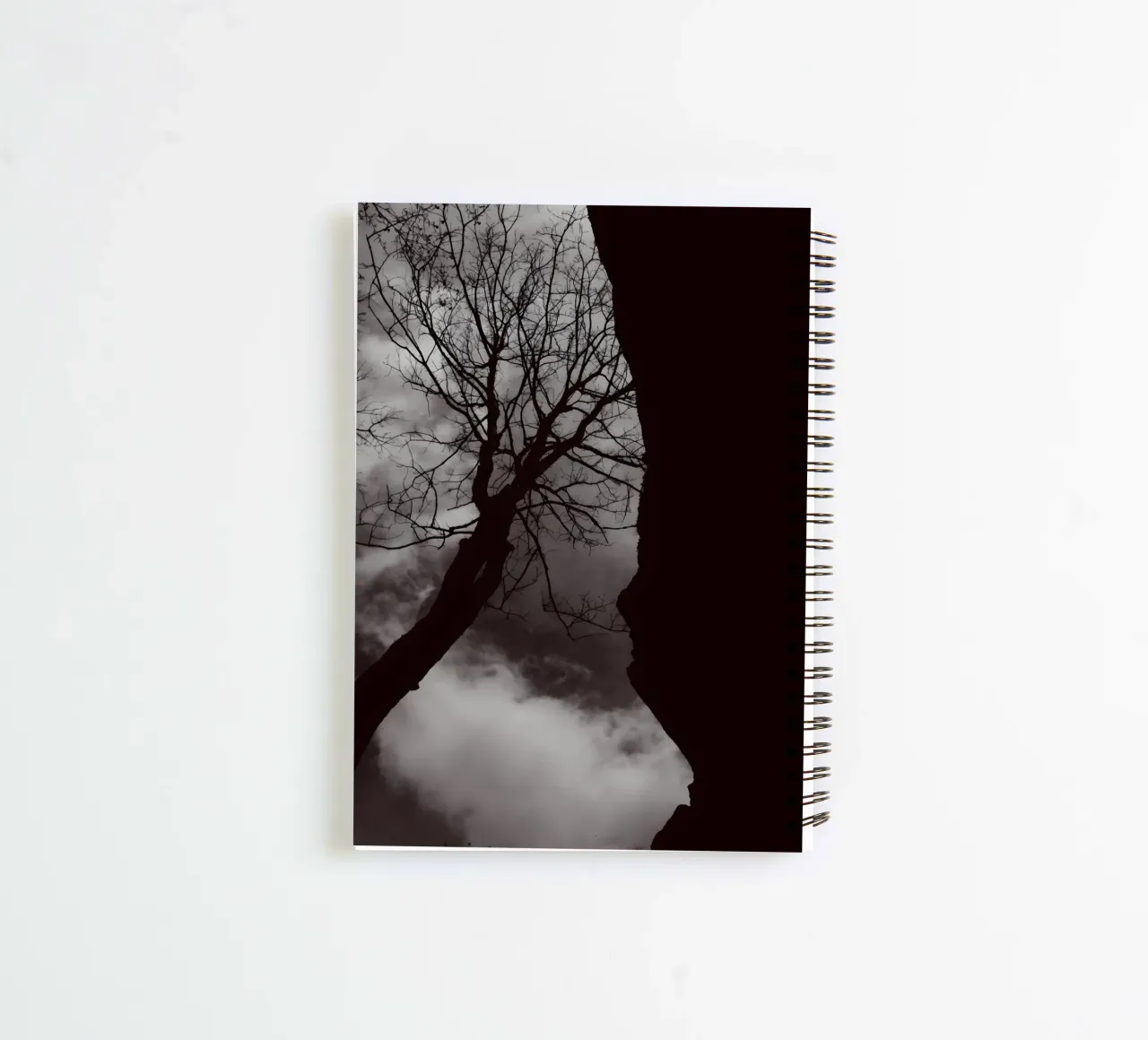 Albero nodoso in una silhouette drammatica diario ad anelli da NA/MO
