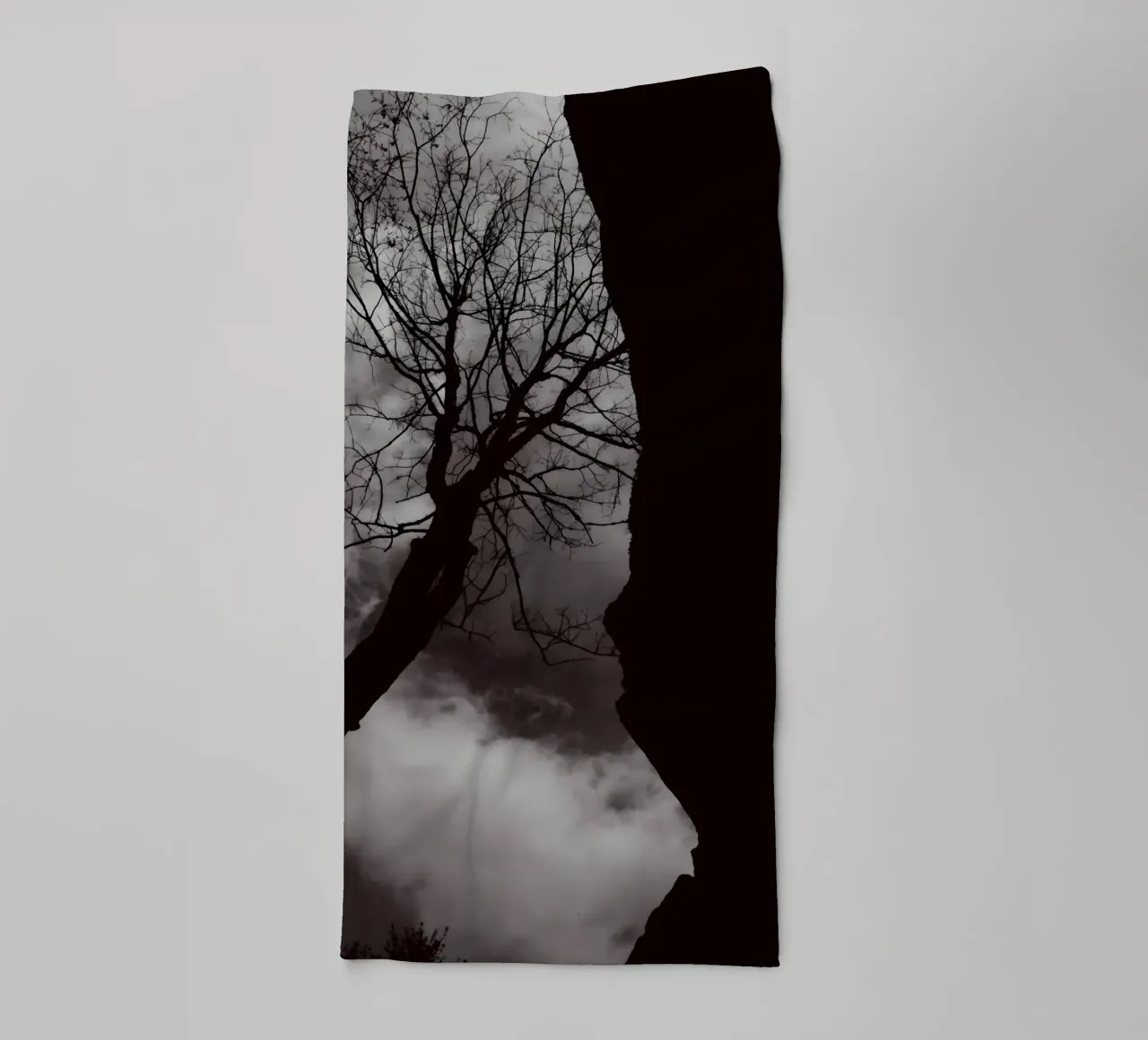 Albero nodoso in una silhouette drammatica asciugamano da bagno da NA/MO