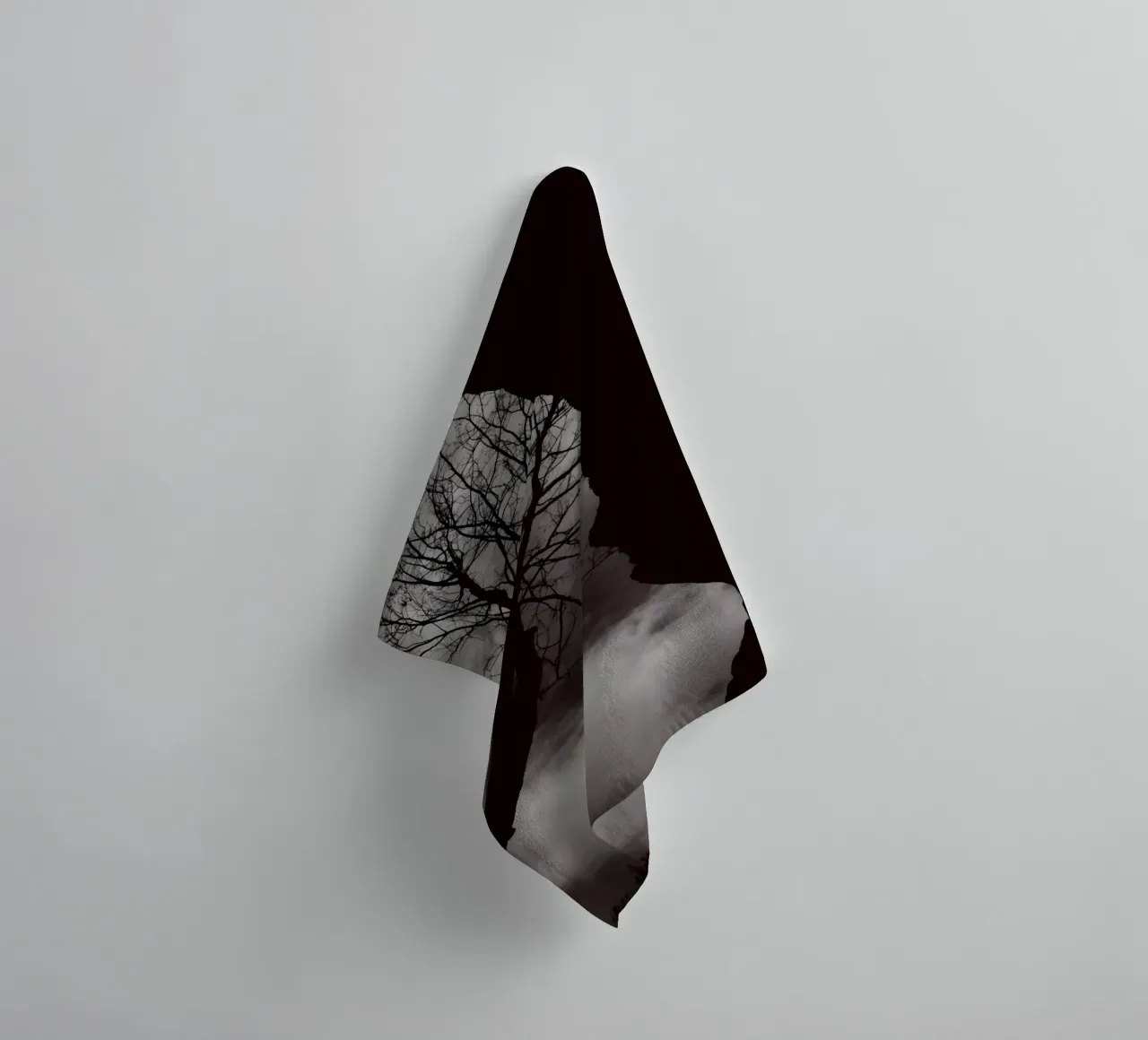 Albero nodoso in una silhouette drammatica asciugamano da bagno da NA/MO