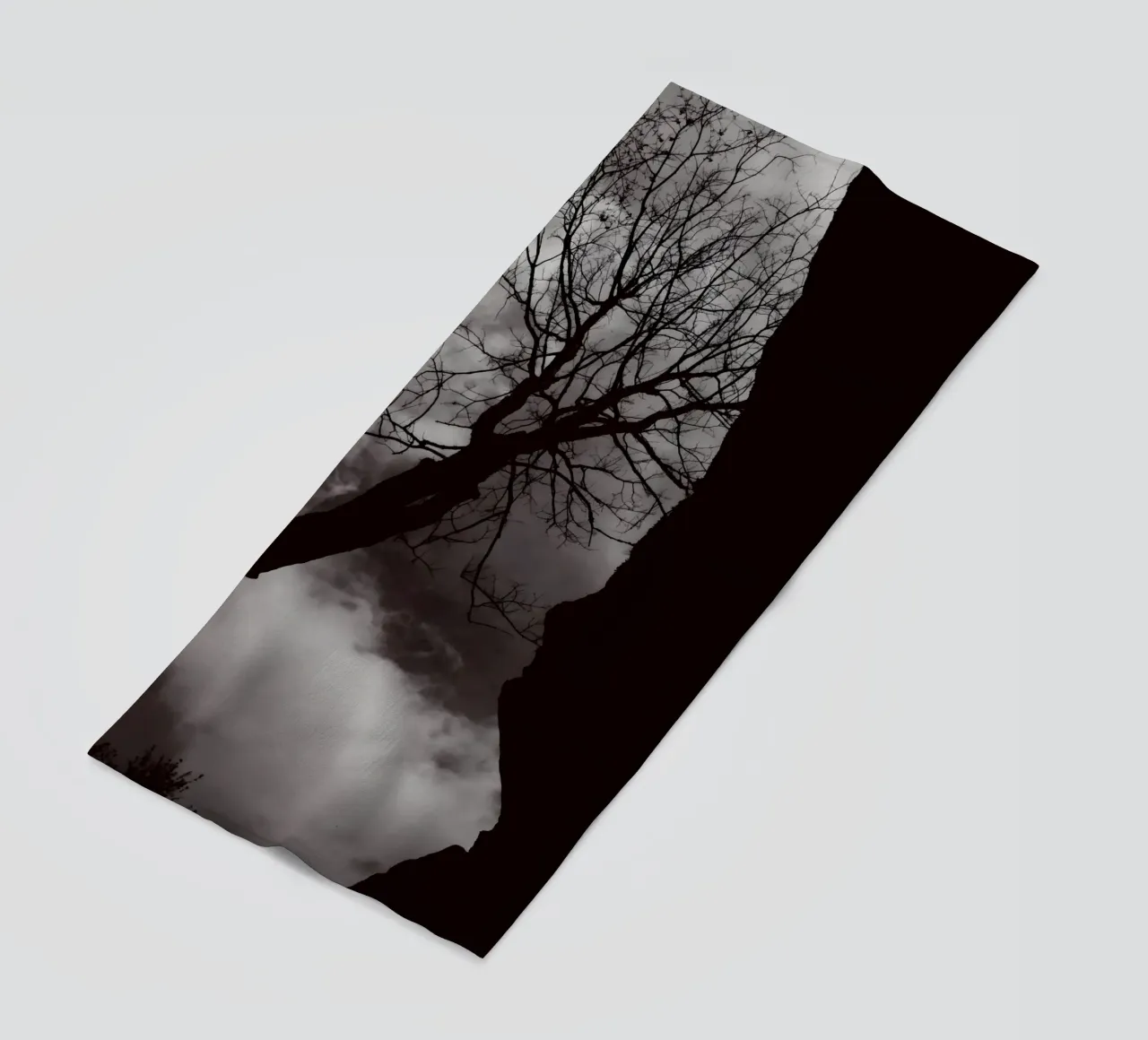 Albero nodoso in una silhouette drammatica telo mare da NA/MO