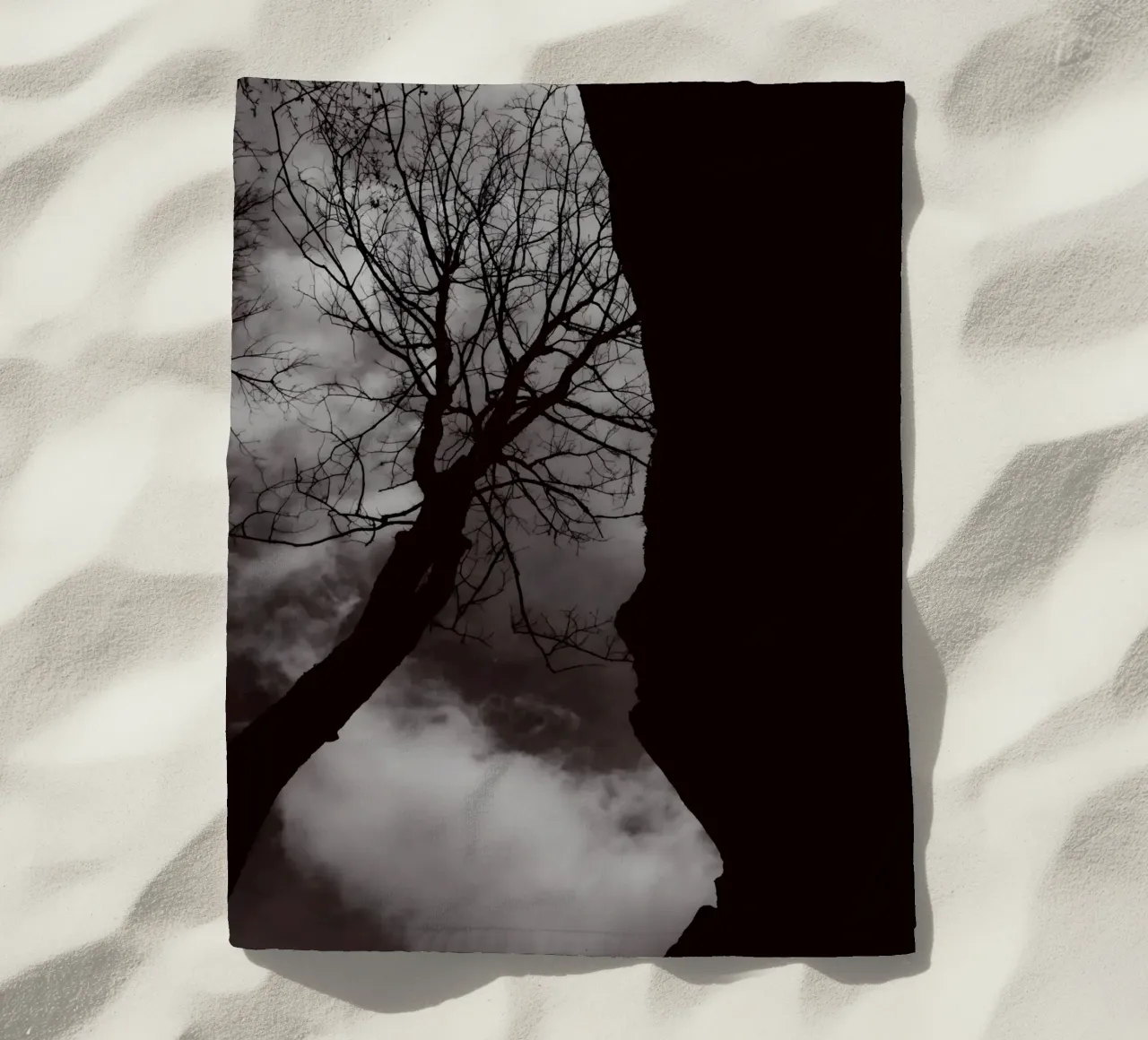Albero nodoso in una silhouette drammatica telo mare da NA/MO
