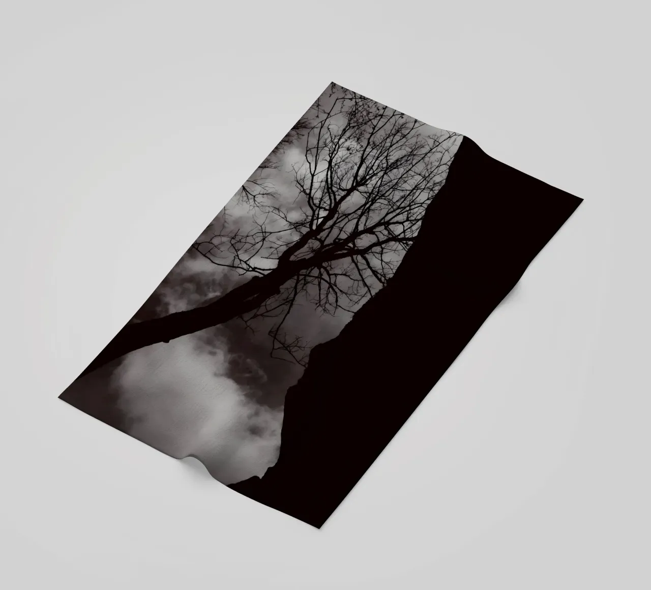 Albero nodoso in una silhouette drammatica telo mare da NA/MO