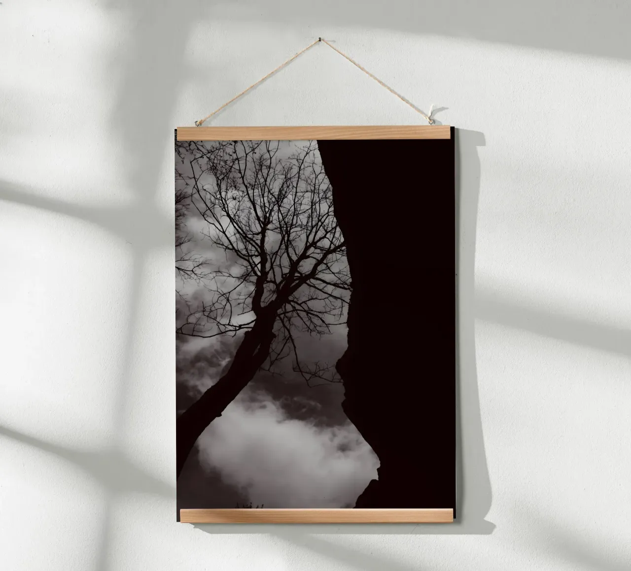 Albero nodoso in una silhouette drammatica carta hahnemühle da NA/MO