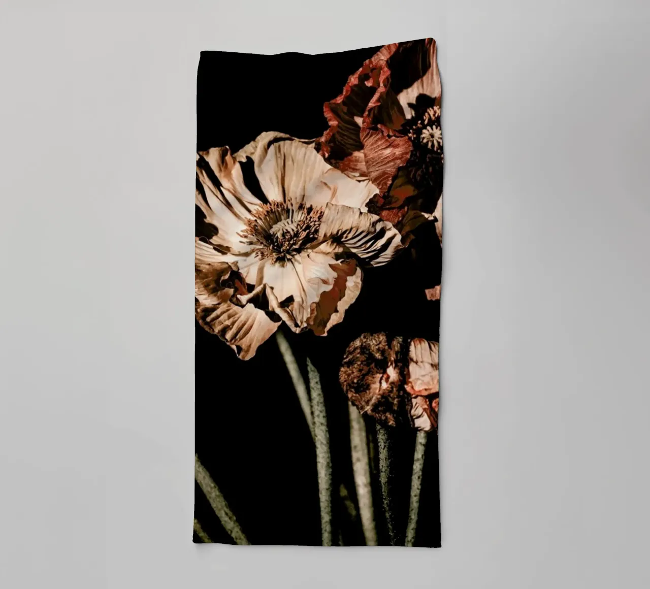 Fiori scuri d'annata Papaver Orientalis asciugamano da bagno da Monika Strigel