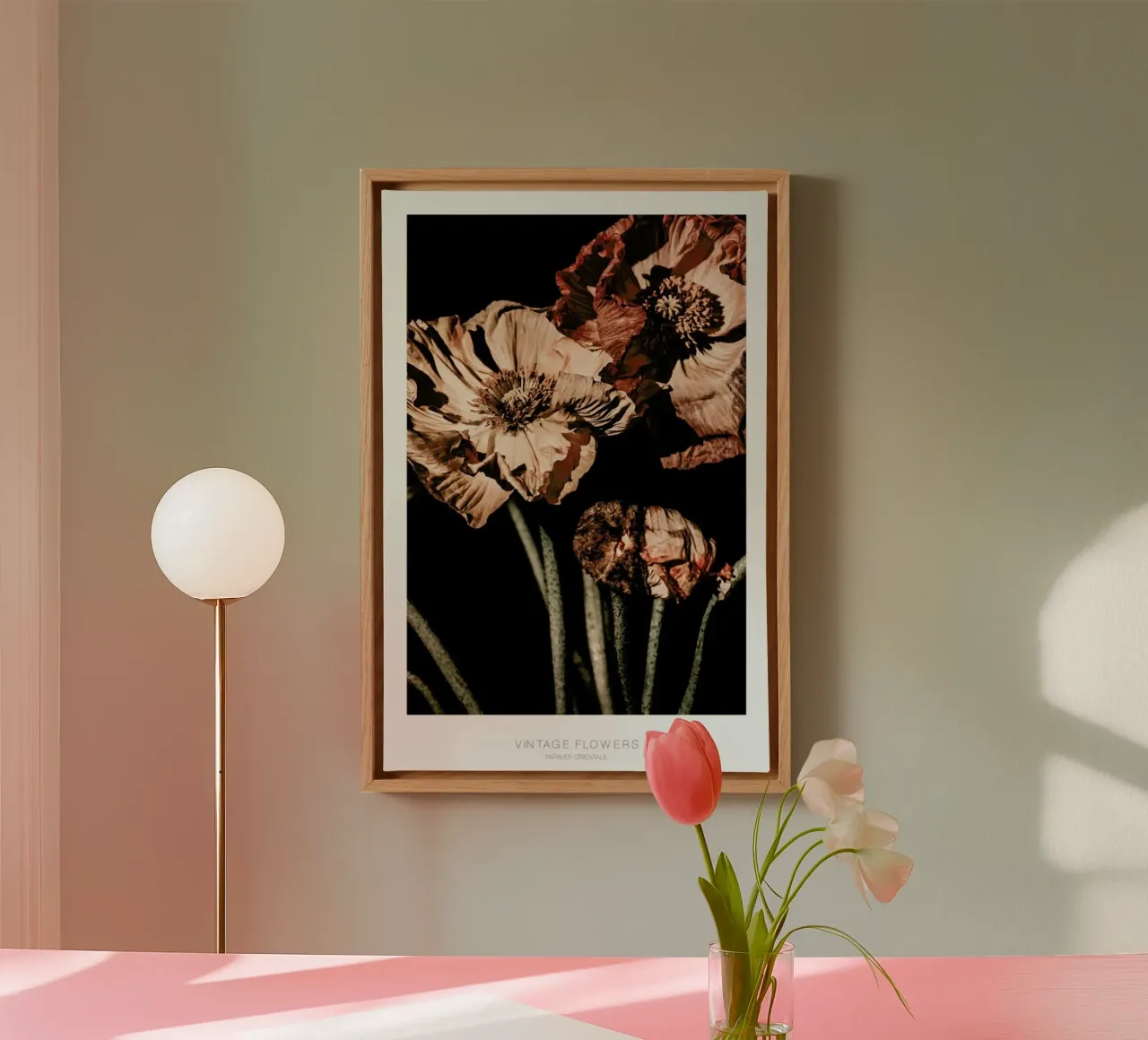 Fiori scuri d'annata Papaver Orientalis tela con Cornice a cassetta da Monika Strigel