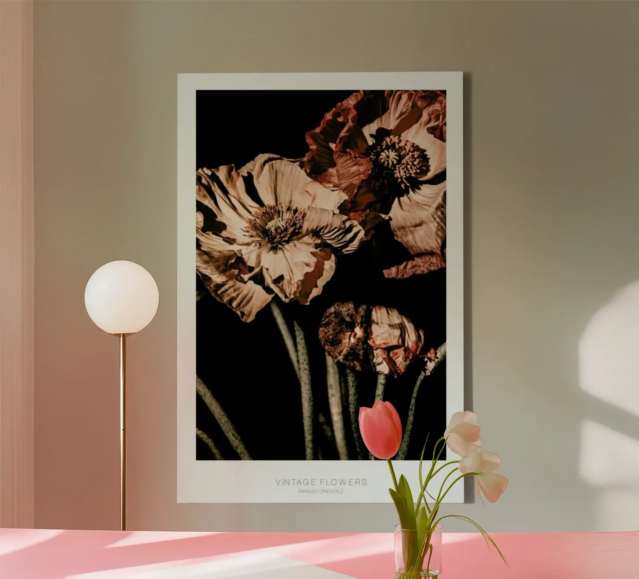 Fiori scuri d'annata Papaver Orientalis tela con Cornice a cassetta da Monika Strigel