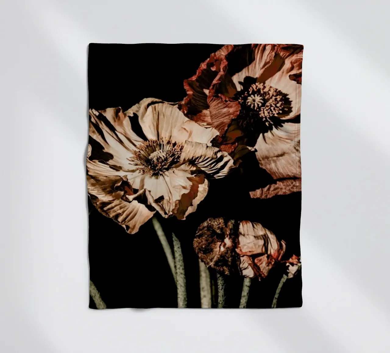 Fiori scuri d'annata Papaver Orientalis coperta in pile da Monika Strigel