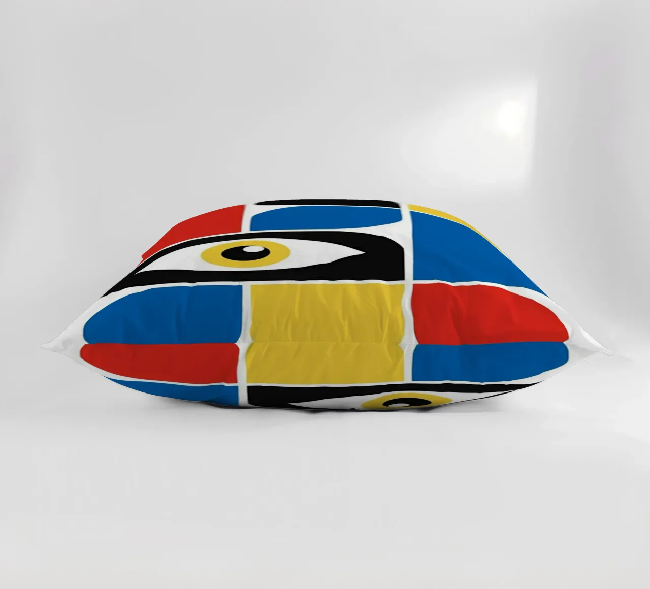 Occhio rosso e blu cuscino da Piere art Shops