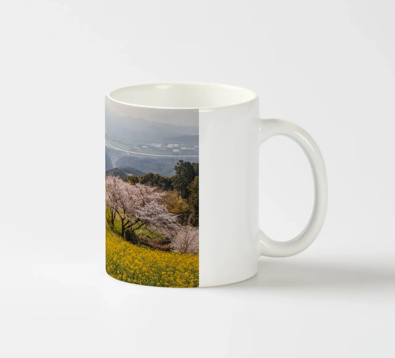 Albero dei ciliegi in fiore a Kyushu, Giappone tazza in ceramica da Marcel Bisig