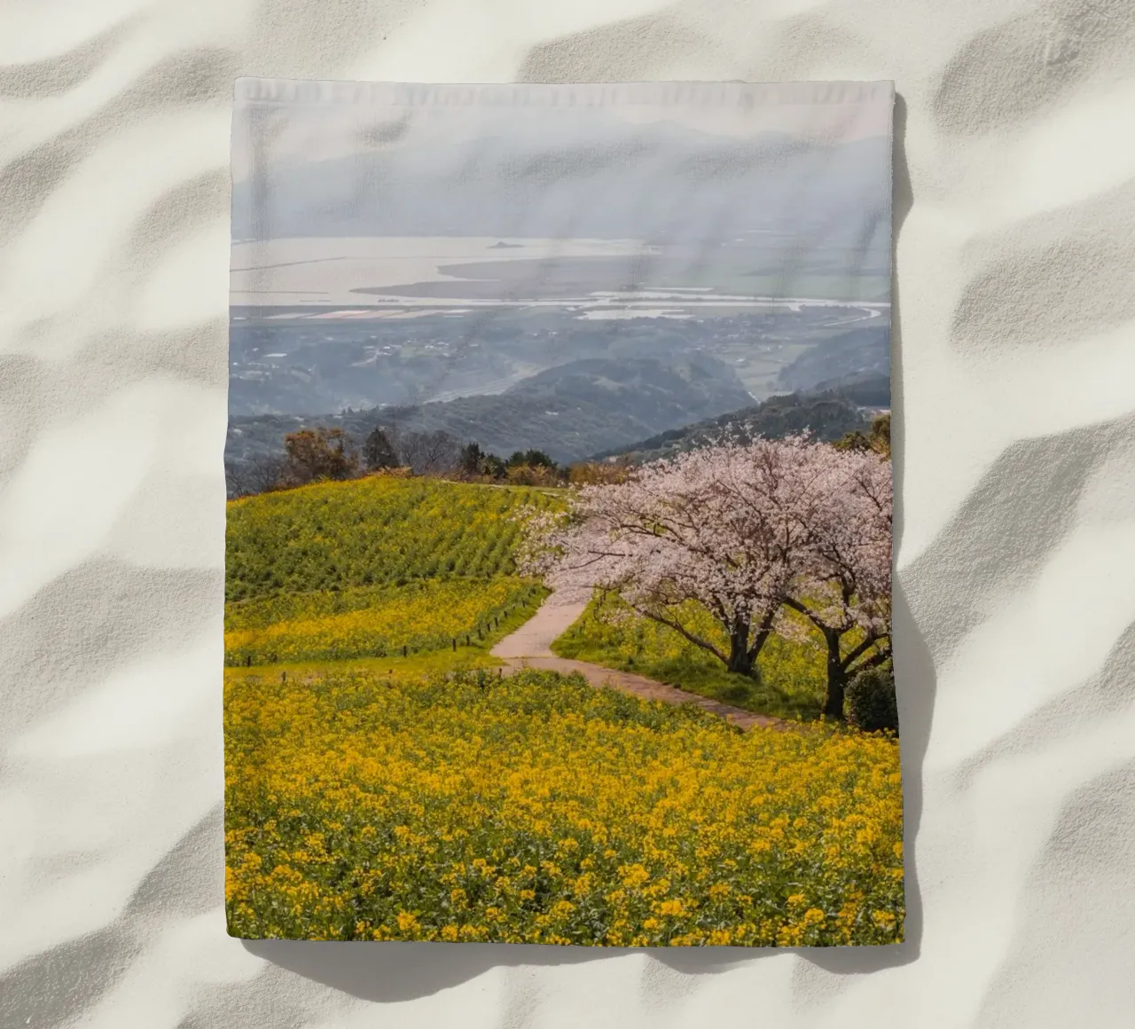 Albero dei ciliegi in fiore a Kyushu, Giappone telo mare da Marcel Bisig