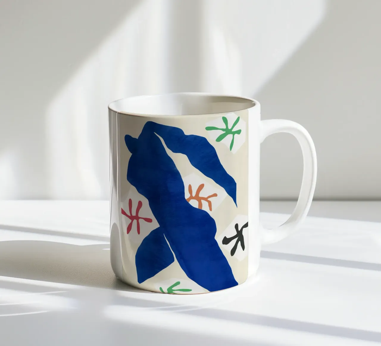 Figura astratta ritagliata blu tazza in ceramica da Little Dean