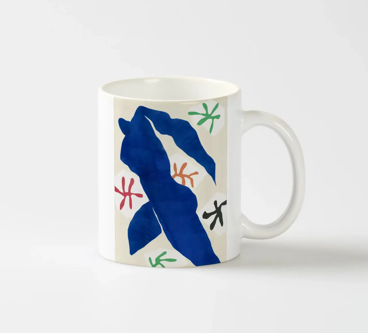 Figura astratta ritagliata blu tazza in ceramica da Little Dean