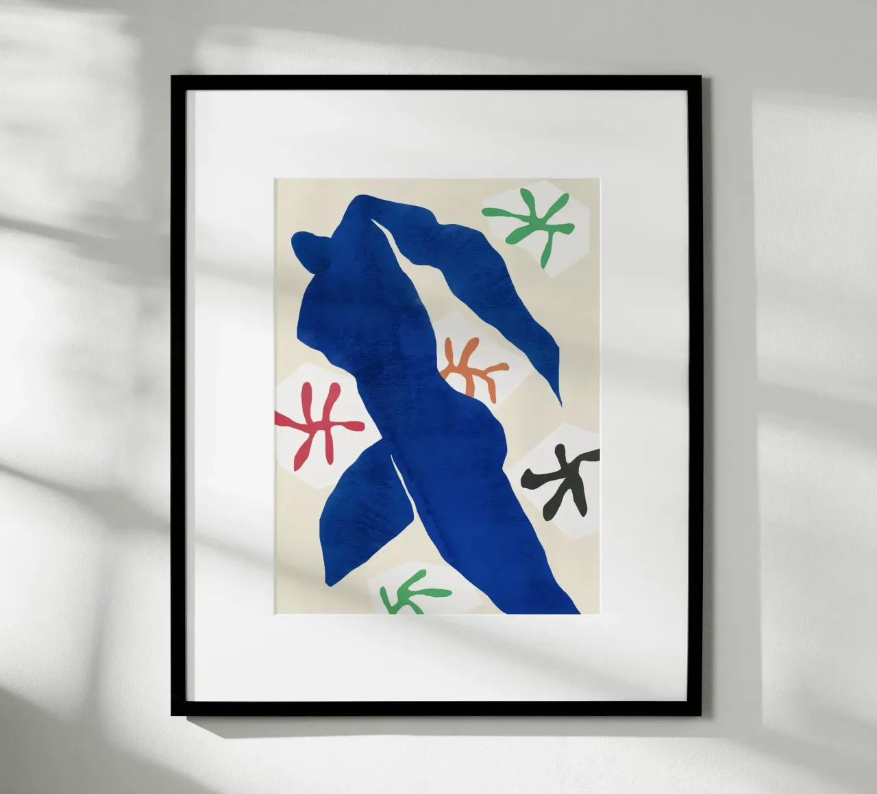 Blaue ausgeschnittene abstrakte Figur Poster mit Holzrahmen von Little Dean