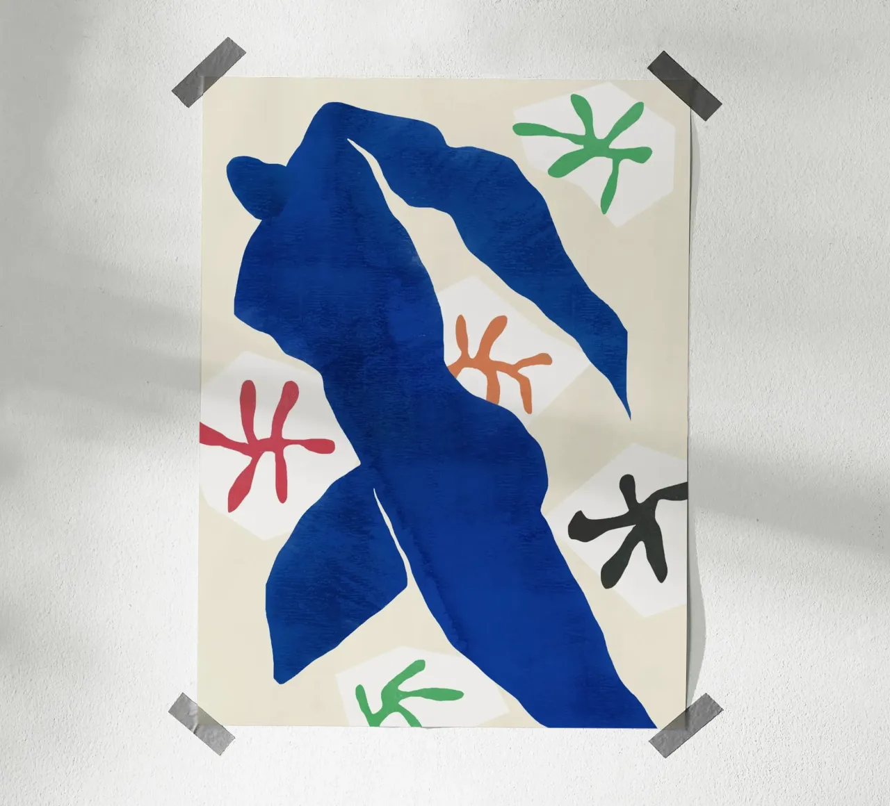 Blaue ausgeschnittene abstrakte Figur Poster mit Holzrahmen von Little Dean