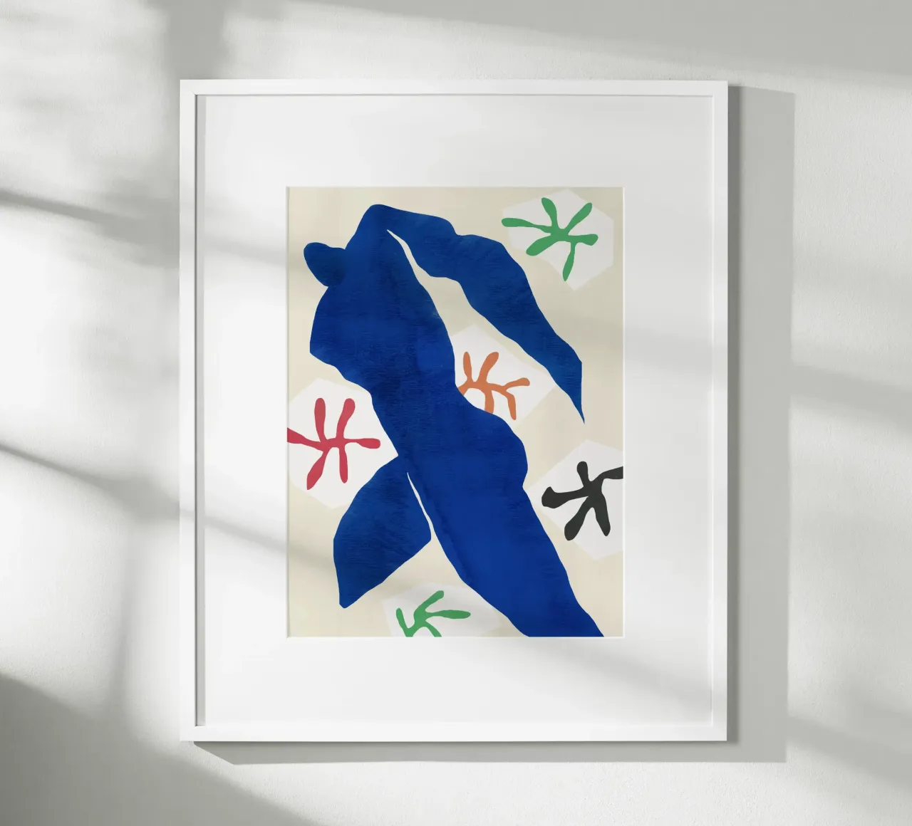 Blaue ausgeschnittene abstrakte Figur Poster mit Holzrahmen von Little Dean