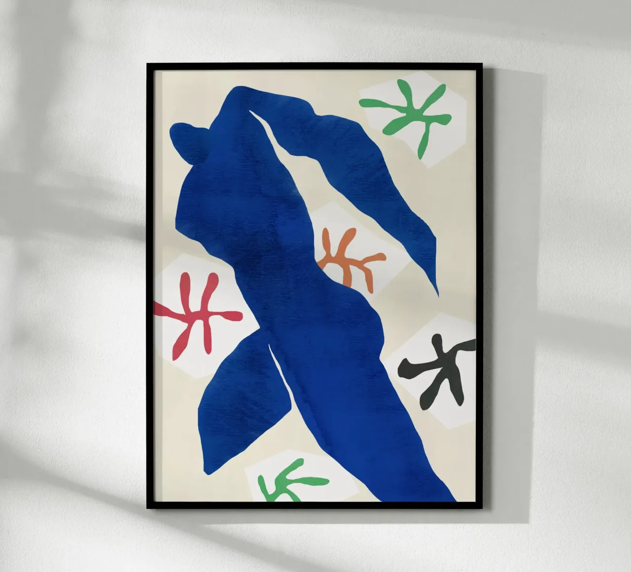 Blaue ausgeschnittene abstrakte Figur Poster mit Holzrahmen von Little Dean