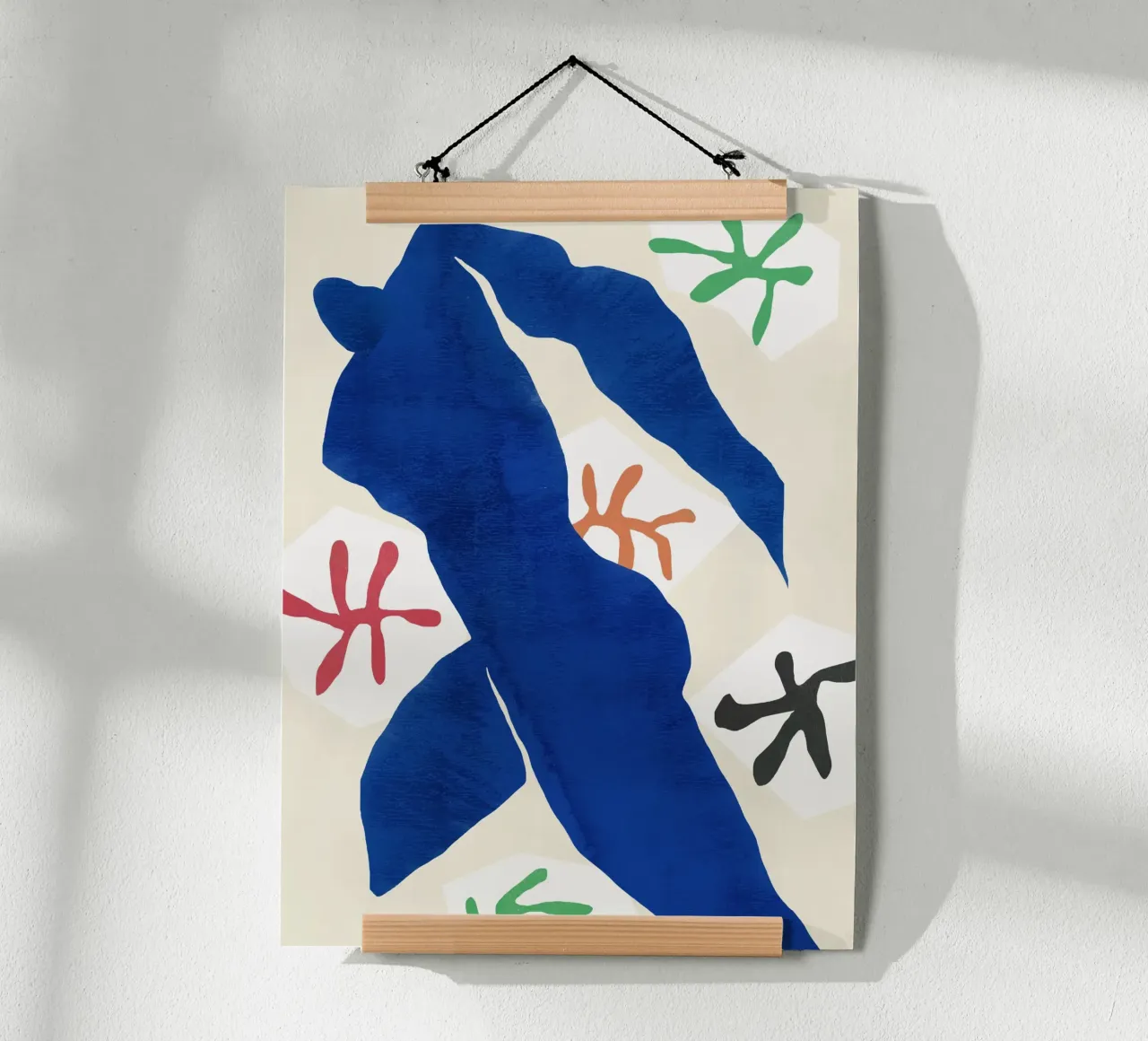 Blaue ausgeschnittene abstrakte Figur Poster mit Holzrahmen von Little Dean